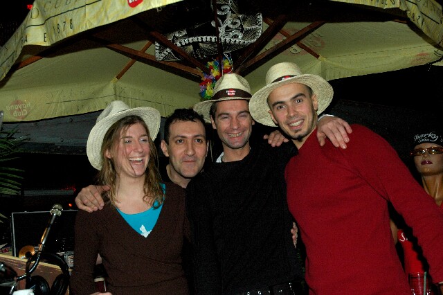 min 2005 12 18 sharkys 164
